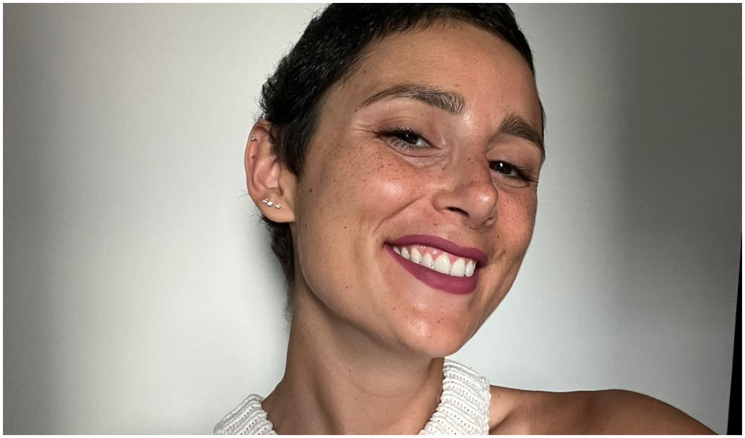 Ragazza con capelli corti sorridente