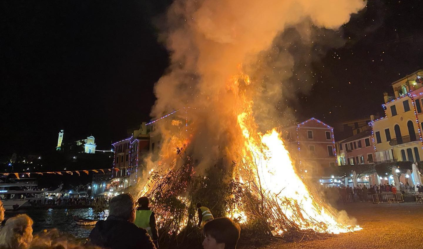 Falò di San Giorgio a Portofino, in centinaia in piazzetta: Penolla verso il mare