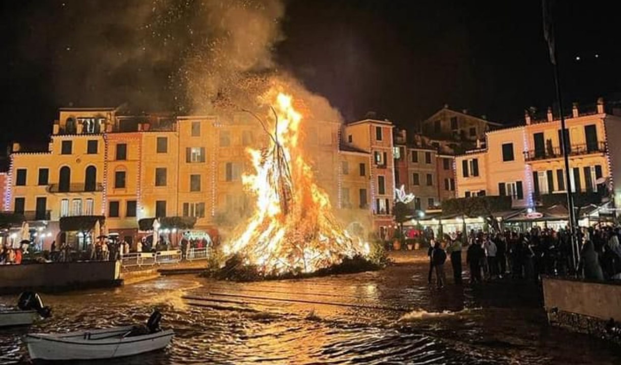 Portofino in Piazzetta per il tradizionale falò di San Giorgio