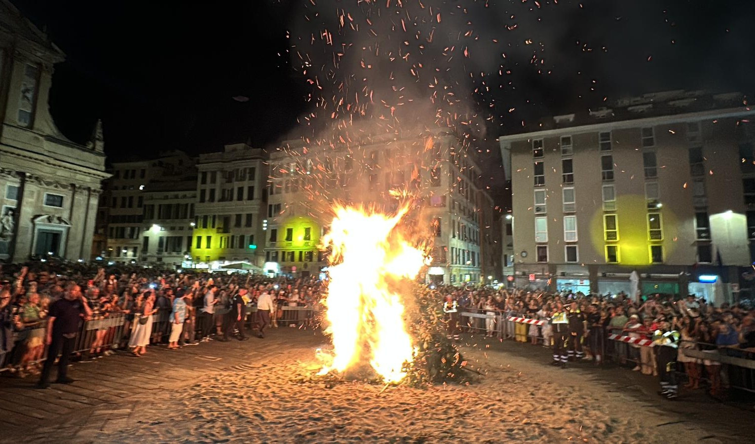 La festa di San Giovanni, dopo il falò la processione e la Messa: diretta Primocanale