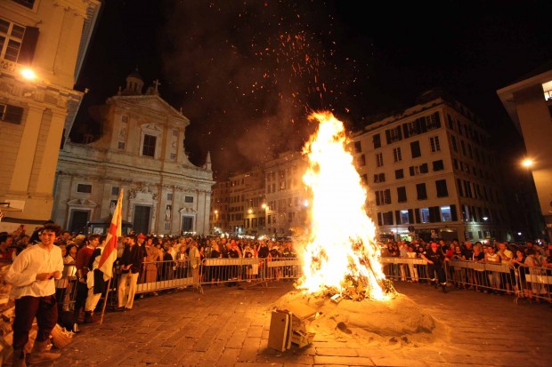 Il falò della notte di san Giovanni in piazza Matteotti Un falò in una piazza