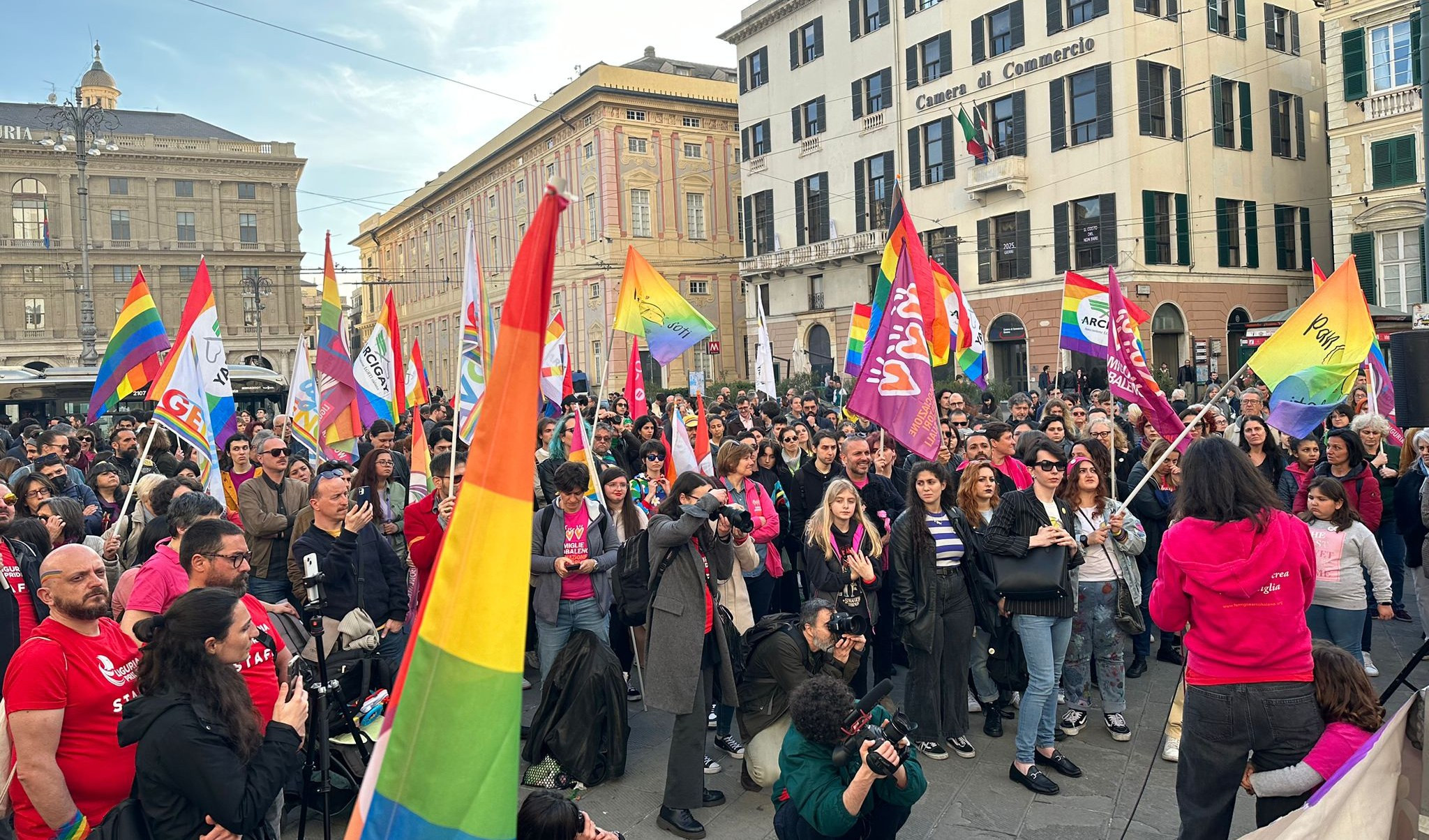 Genovesi in piazza per le famiglie arcobaleno 