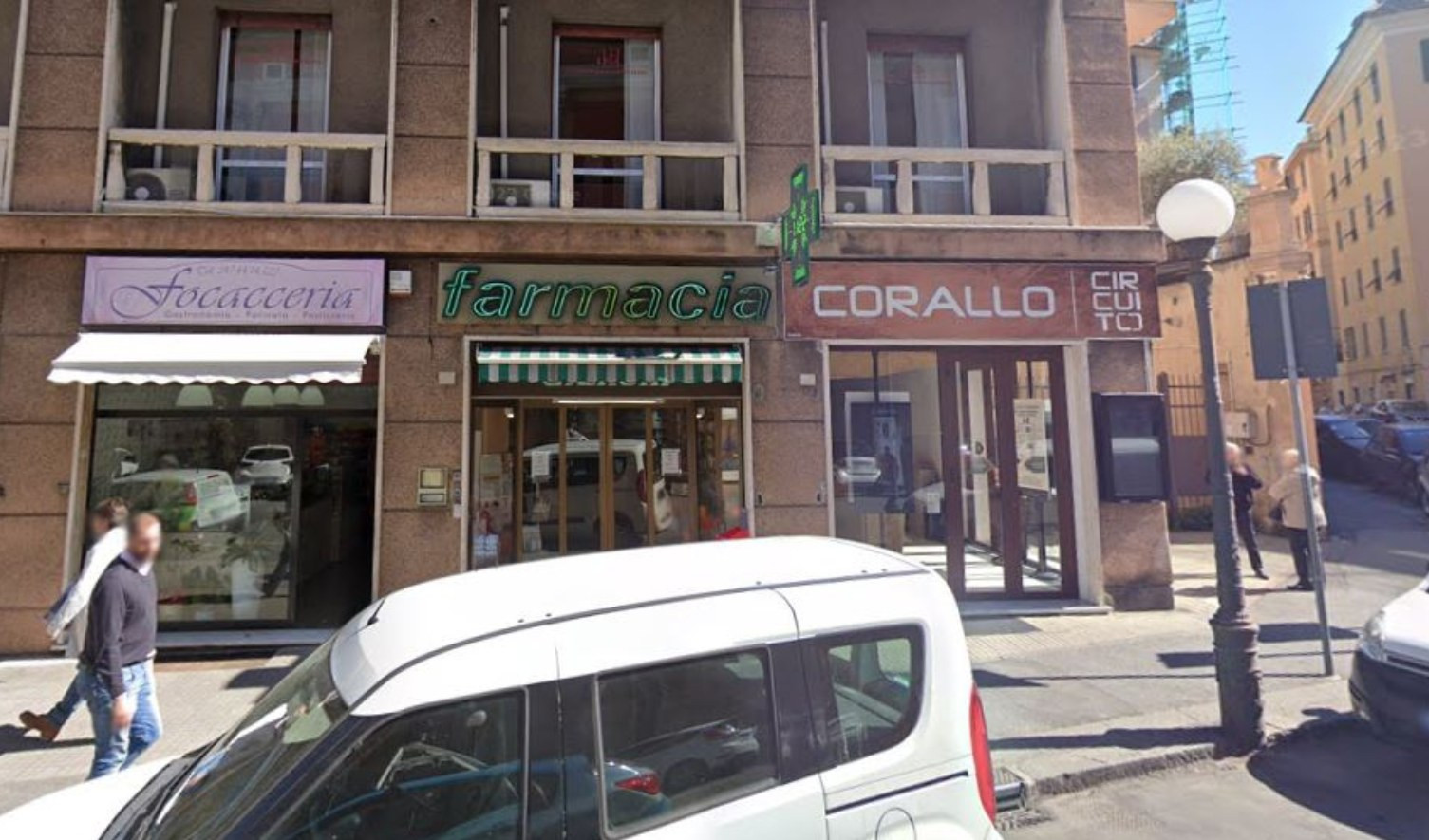 Genova, rapina con coltello in farmacia di Carignano