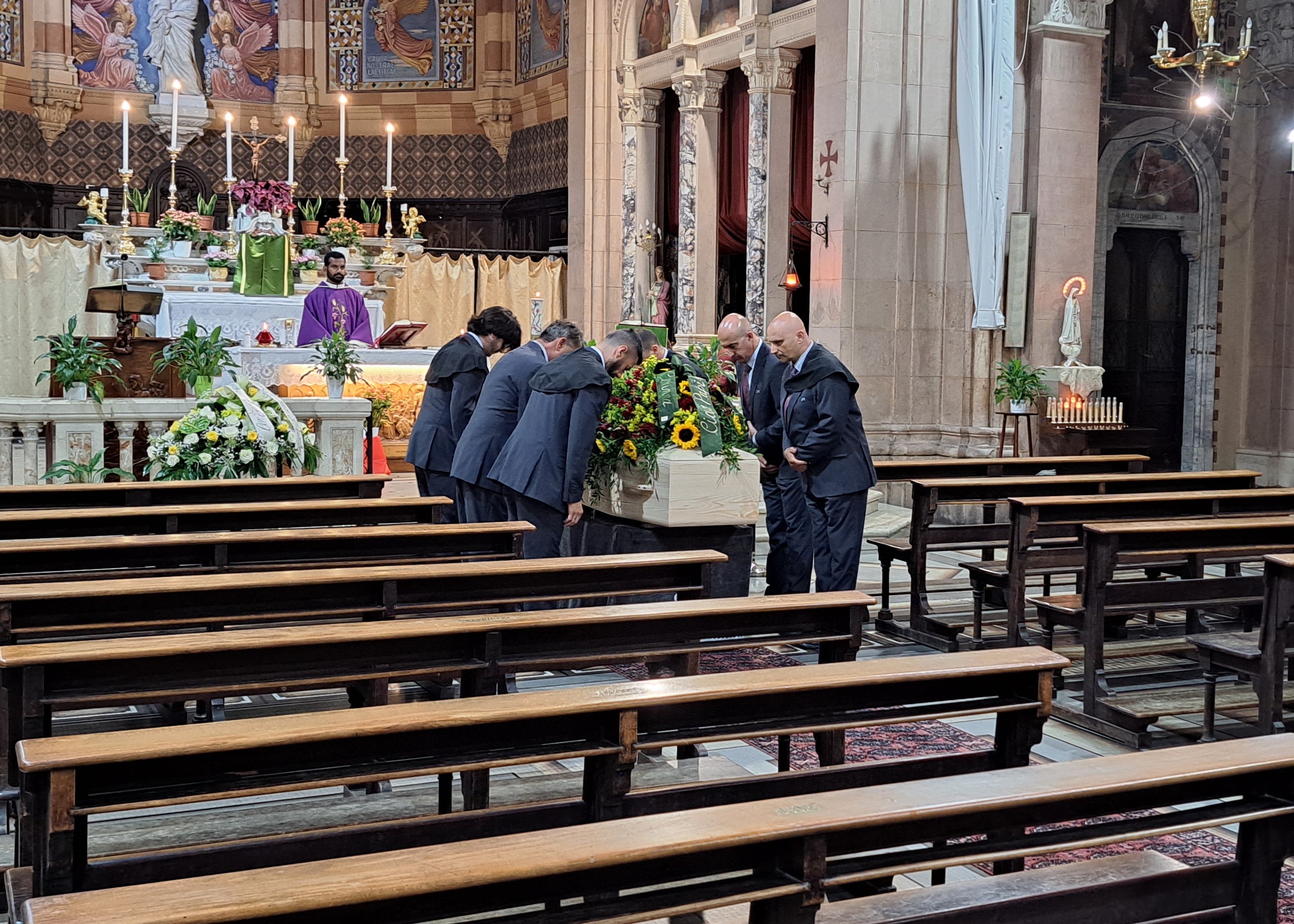I funerali di Fabrizio Favata, l'infermiere stroncato da un malore Funerali di Fabrizio Favata