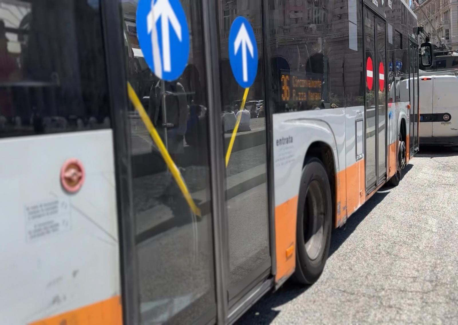 Incidente in Sopraelevata e un bus perde la ruota in via Bobbio 