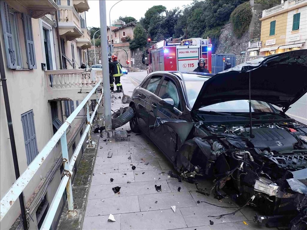 Distruggono auto contro passerella pedonale e scappano