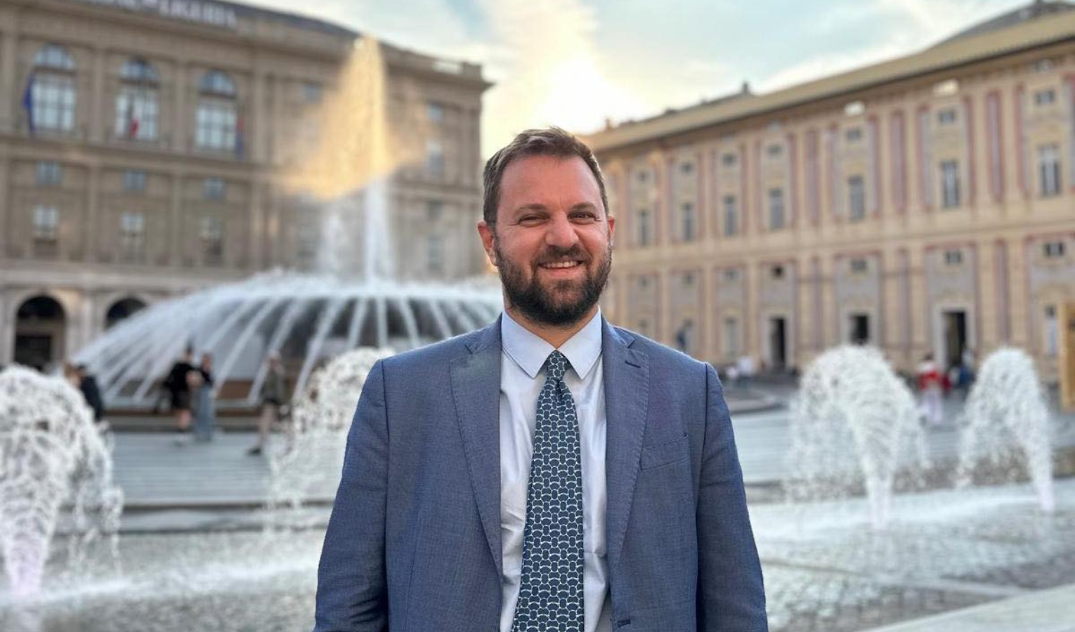 Uomo dà le spalle alla fontana di piazza De Ferrari
