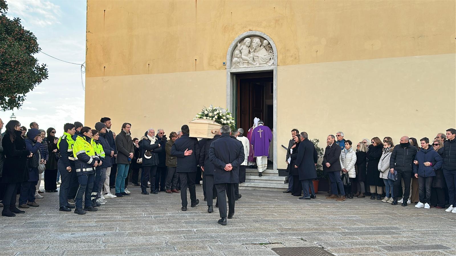 A Genova l'ultimo saluto a Emanuele Galeppini: silenzio e commozione all'arrivo del feretro