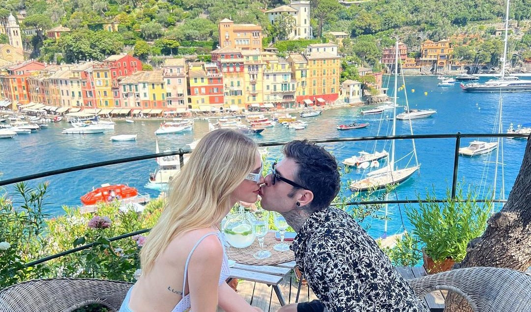 Fedez e Chiara Ferragni a Portofino, la fuga romantica e l'assalto dei fan