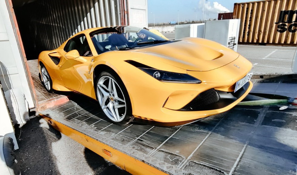 Genova, traffico illegale di veicoli: sequestrata Ferrari del valore di 400mila euro