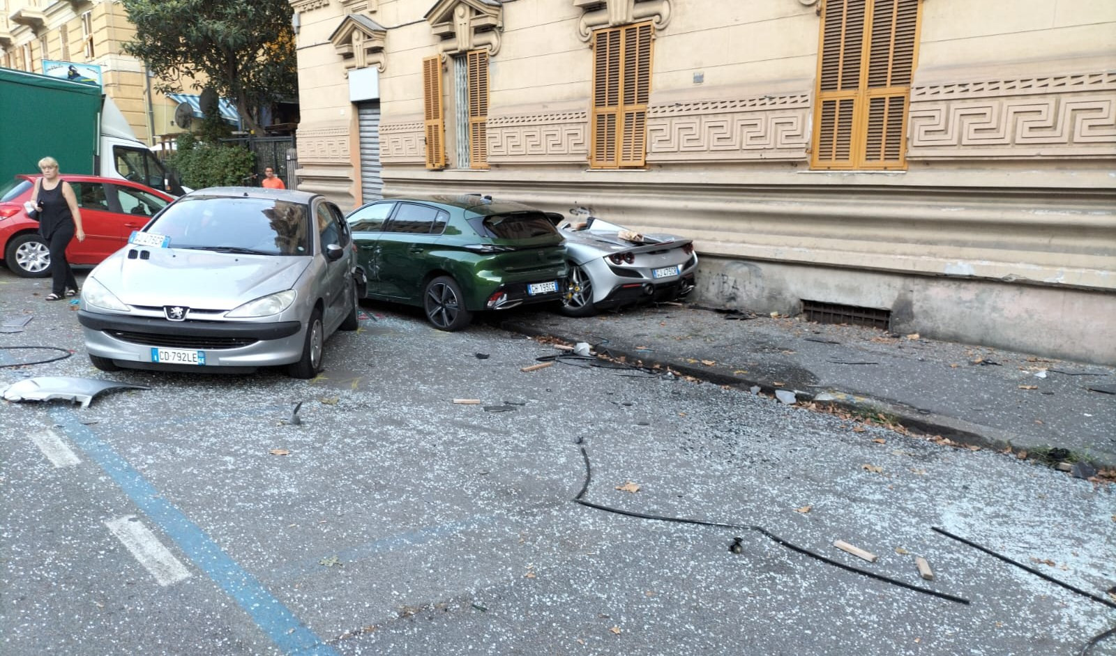 Genova, a bordo di una Ferrari sfonda dehor in via Cecchi e tre auto e scappa