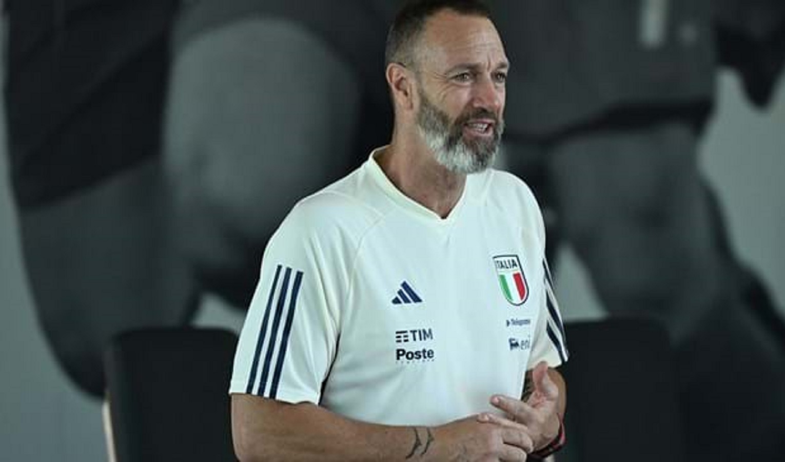 Un uomo con la maglia della nazionale italiana