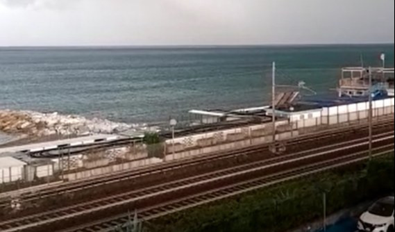 Maltempo, a Lavagna le cabine sulla ferrovia per una tromba d'aria