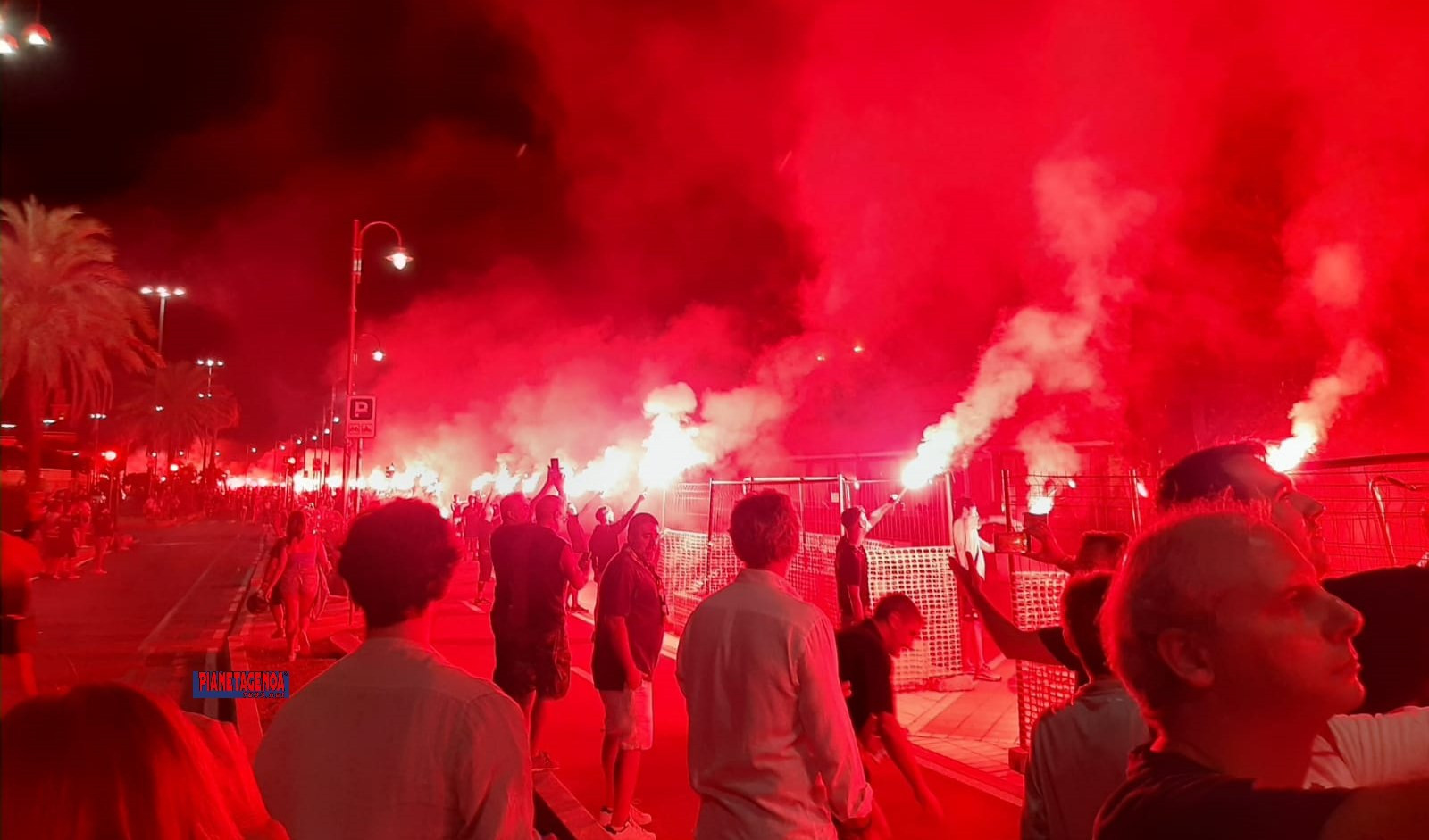 Genoa, migliaia di tifosi in festa nella notte per i 129 anni
