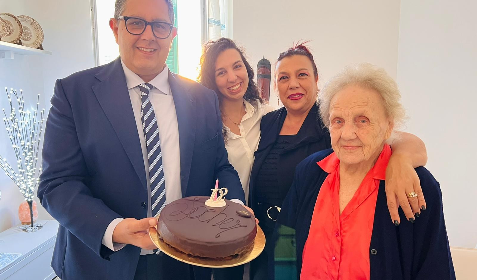 Genova, nonna Luigia festeggia i suoi 102 anni insieme al governatore Toti