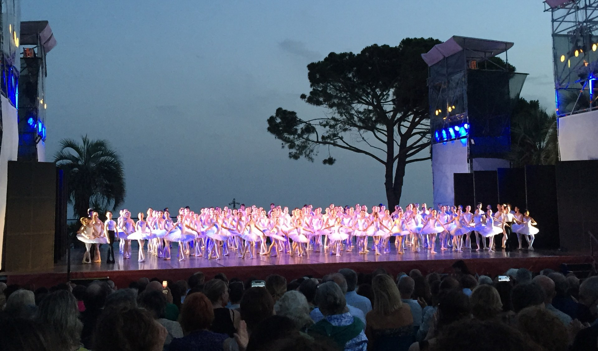Brillano le 'stelle' della danza al Festival di Nervi: e sul palco sale anche il pubblico entusiasta
