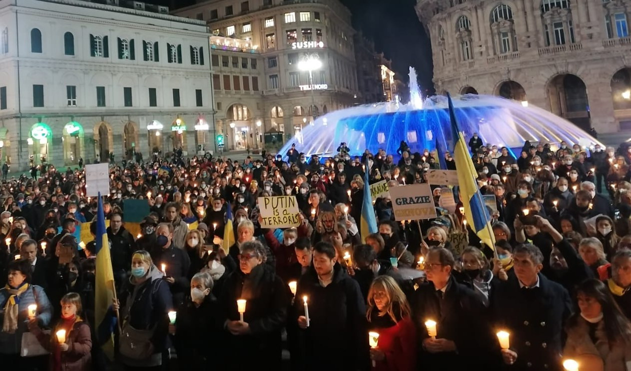 Fiaccolata per l'Ucraina, Genova accogliente e solidale abbraccia i suoi 'rifugiati'