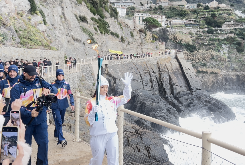 Riomaggiore, la fiamma olimpica attraversa la via dell'Amore: