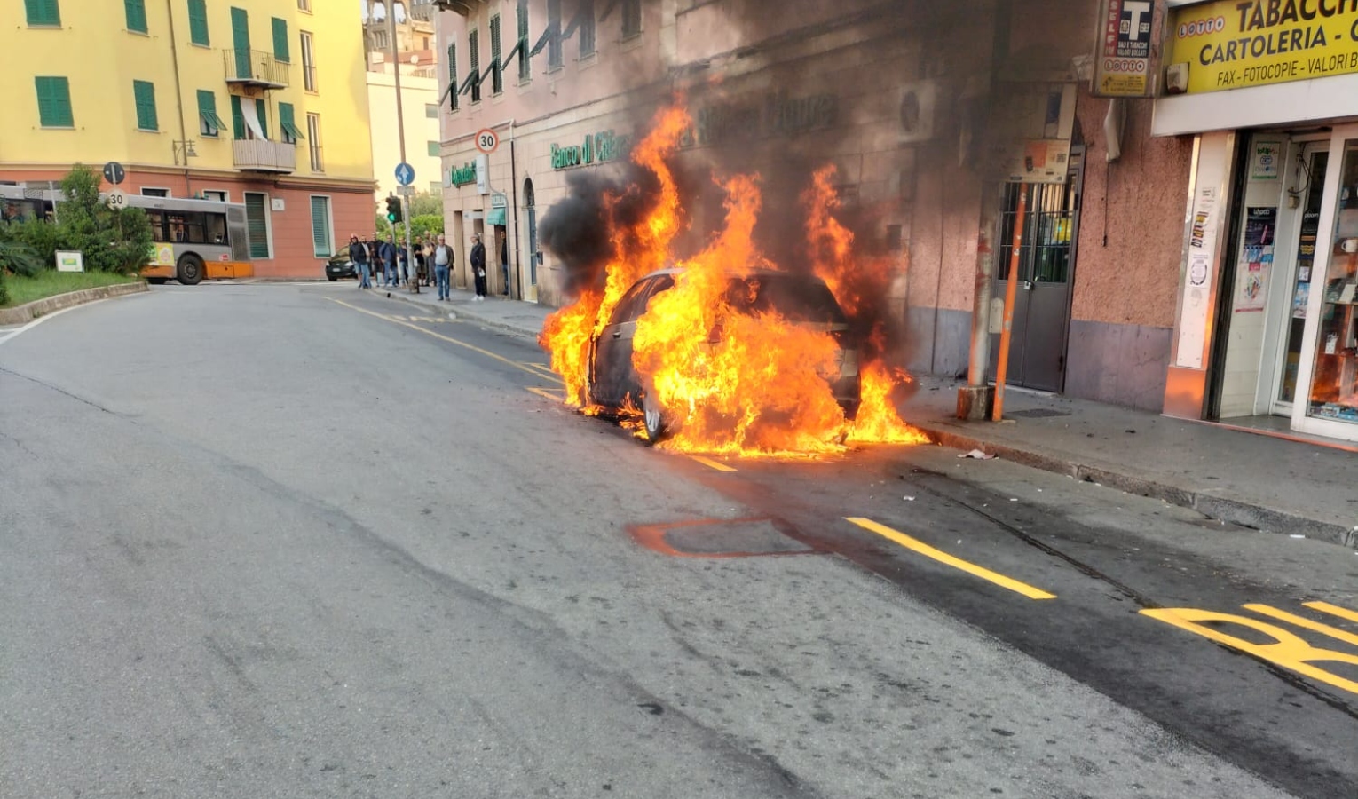 Genova, paura in piazza Sturla: macchina avvolta dalle fiamme 