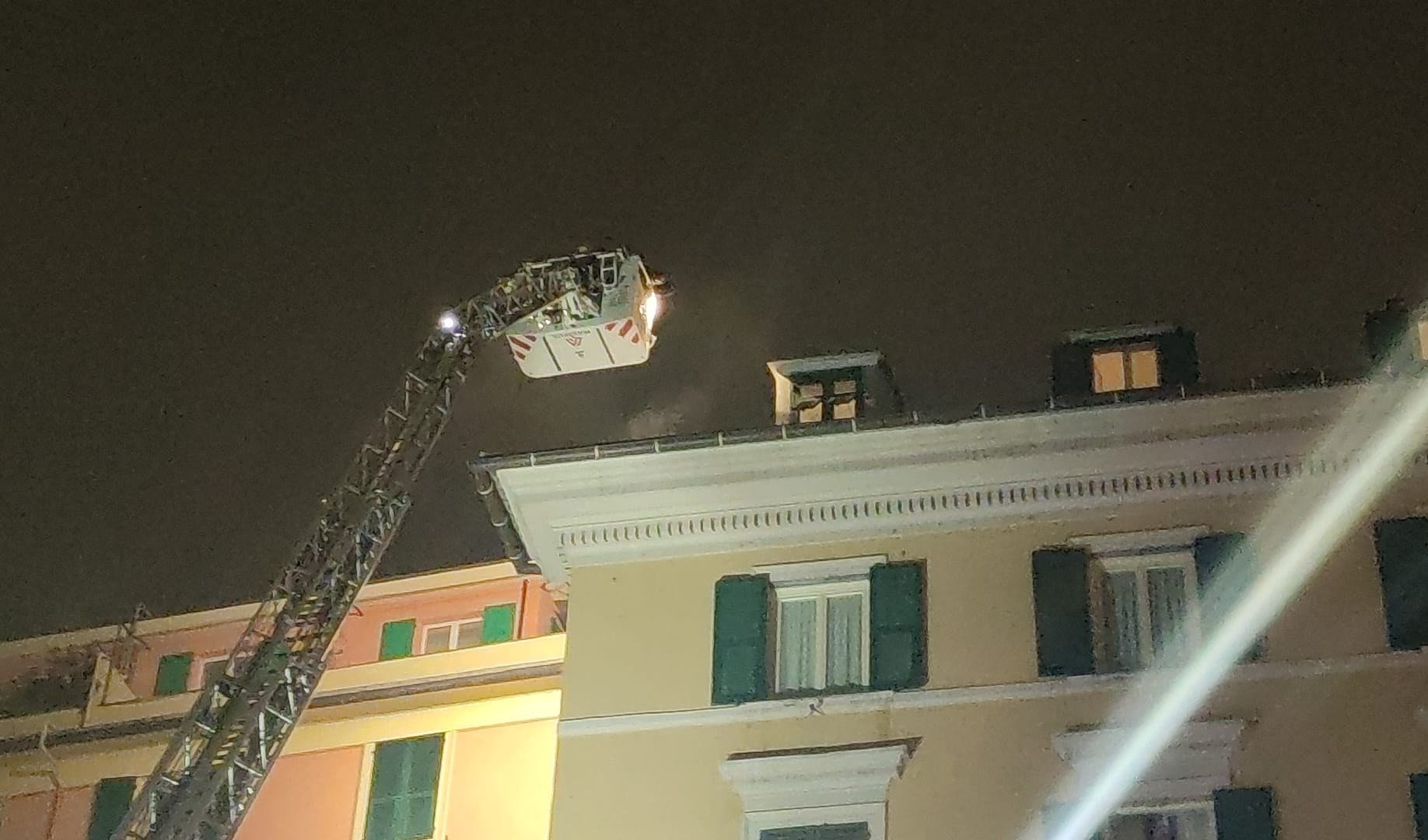 Genova: incendio in piazza Marsala domato dai pompieri
