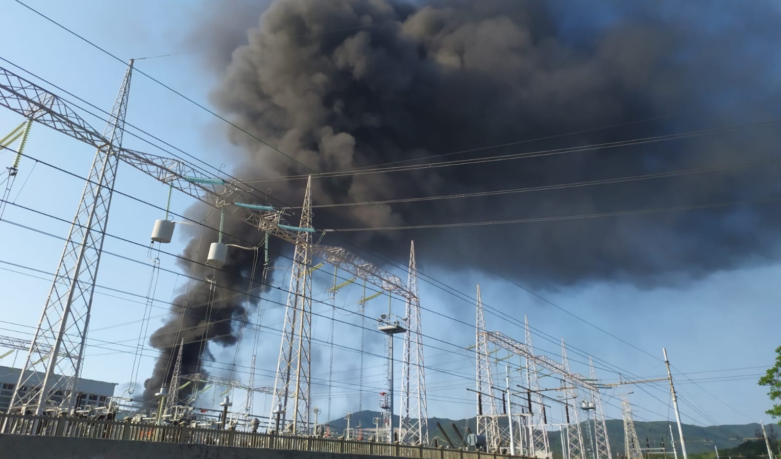 Vado Ligure, incendio in un silos: bruciano plastica e tubi in gomma
