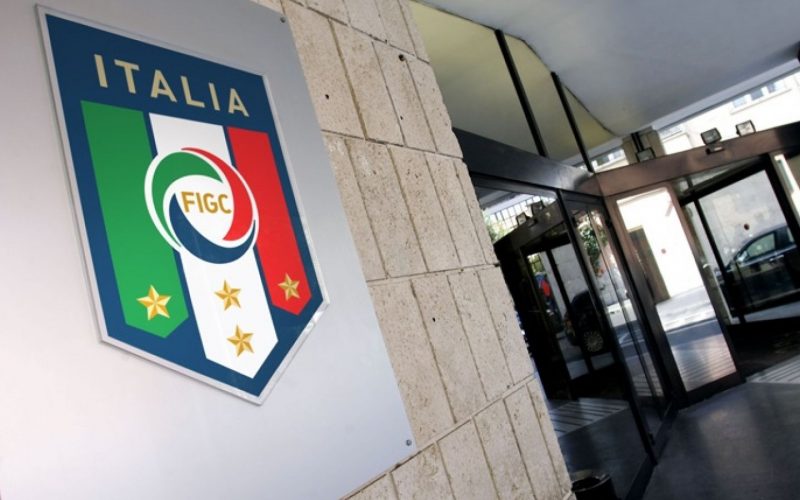 Un muro e un atrio di un palazzo, il logo della Federcalcio sul muro