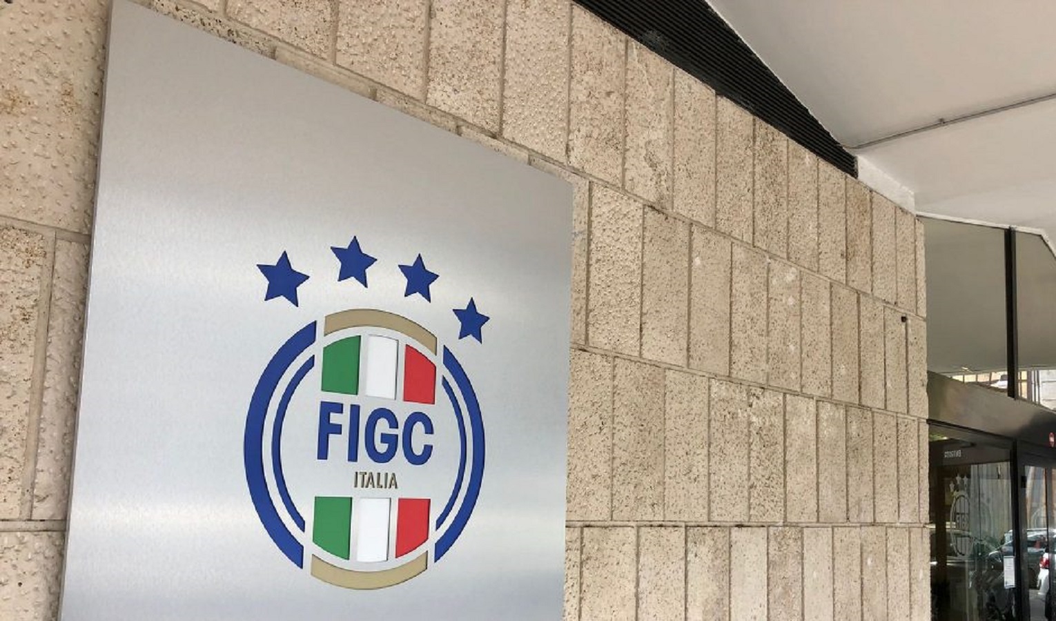 Il logo della Federcalcio su un muro