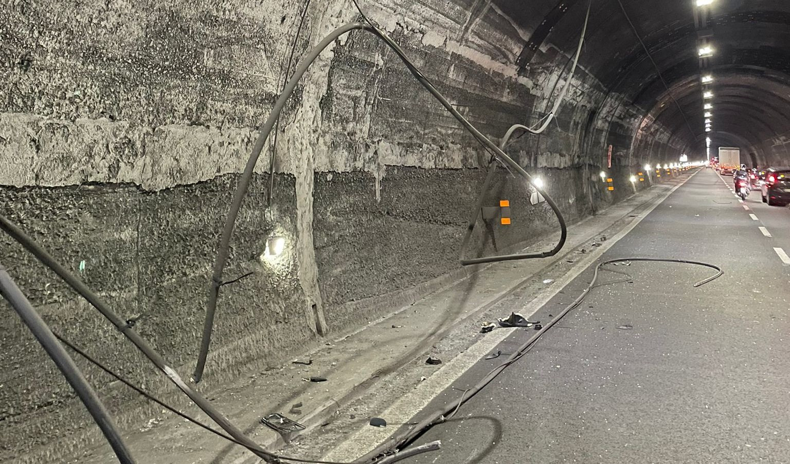 Caos autostrade, crollano cavi elettrici in galleria: tre feriti