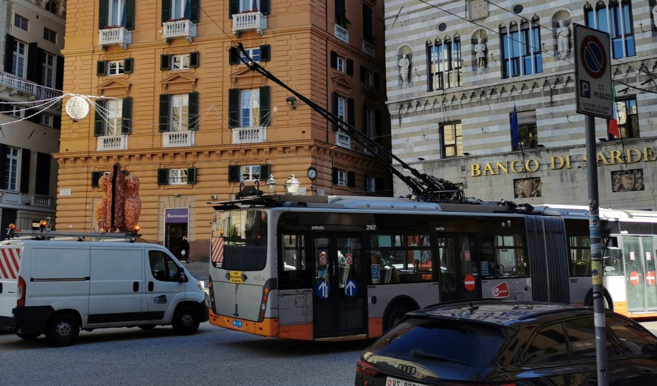 Genova: filobus aggancia linea elettrica