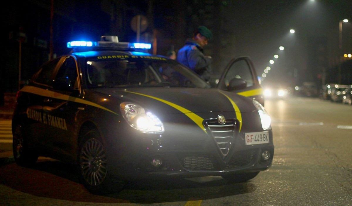 Genova, nasconde 41 kg di hashish nella macchina: arrestato