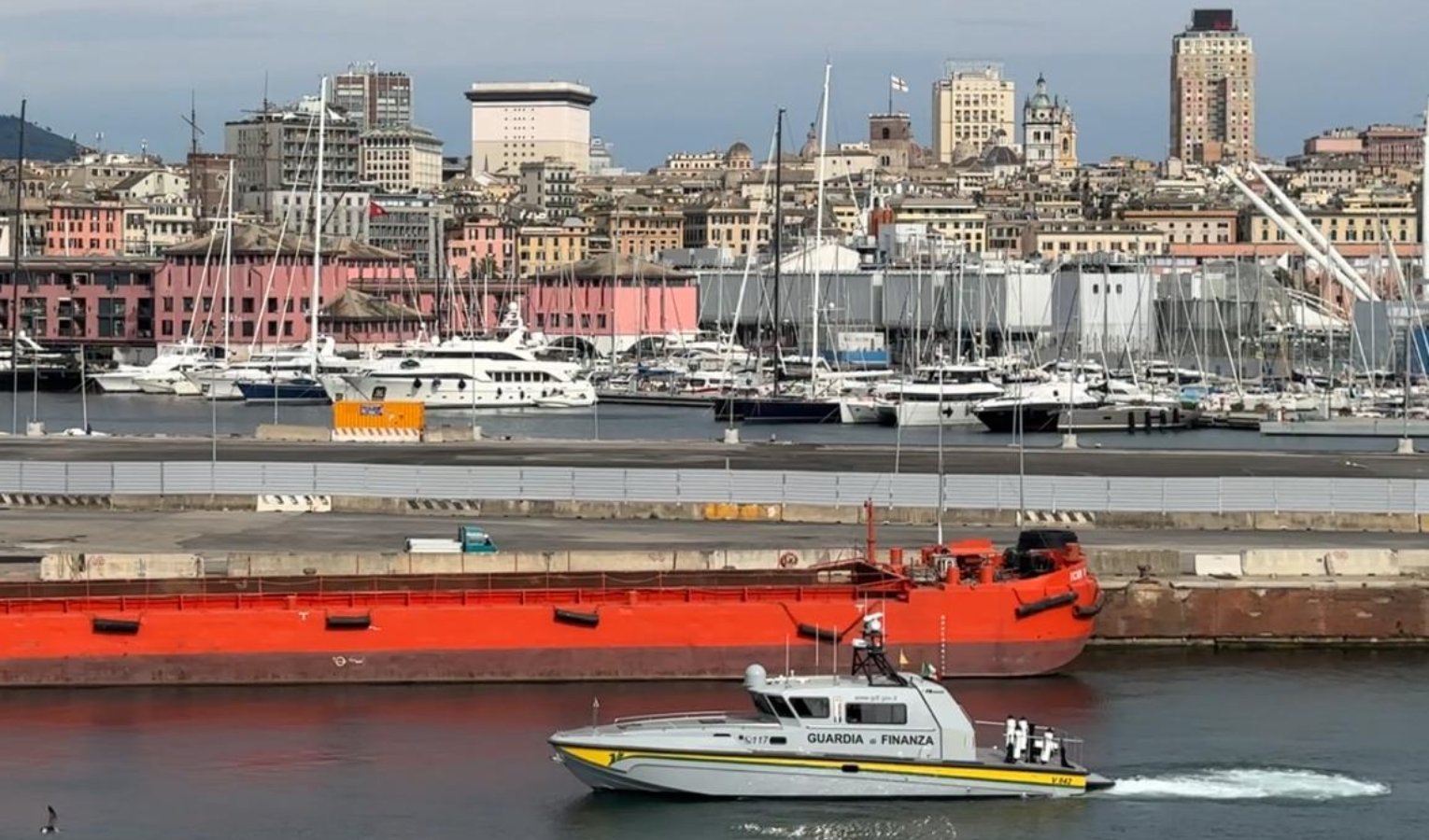 Genova, anziano cade in mare al Porto Antico, salvato dalla Finanza