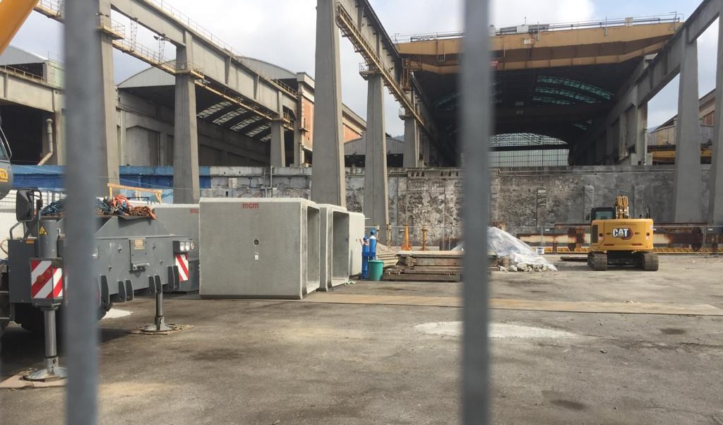 Lavori nel cantiere per il ribaltamento a mare
