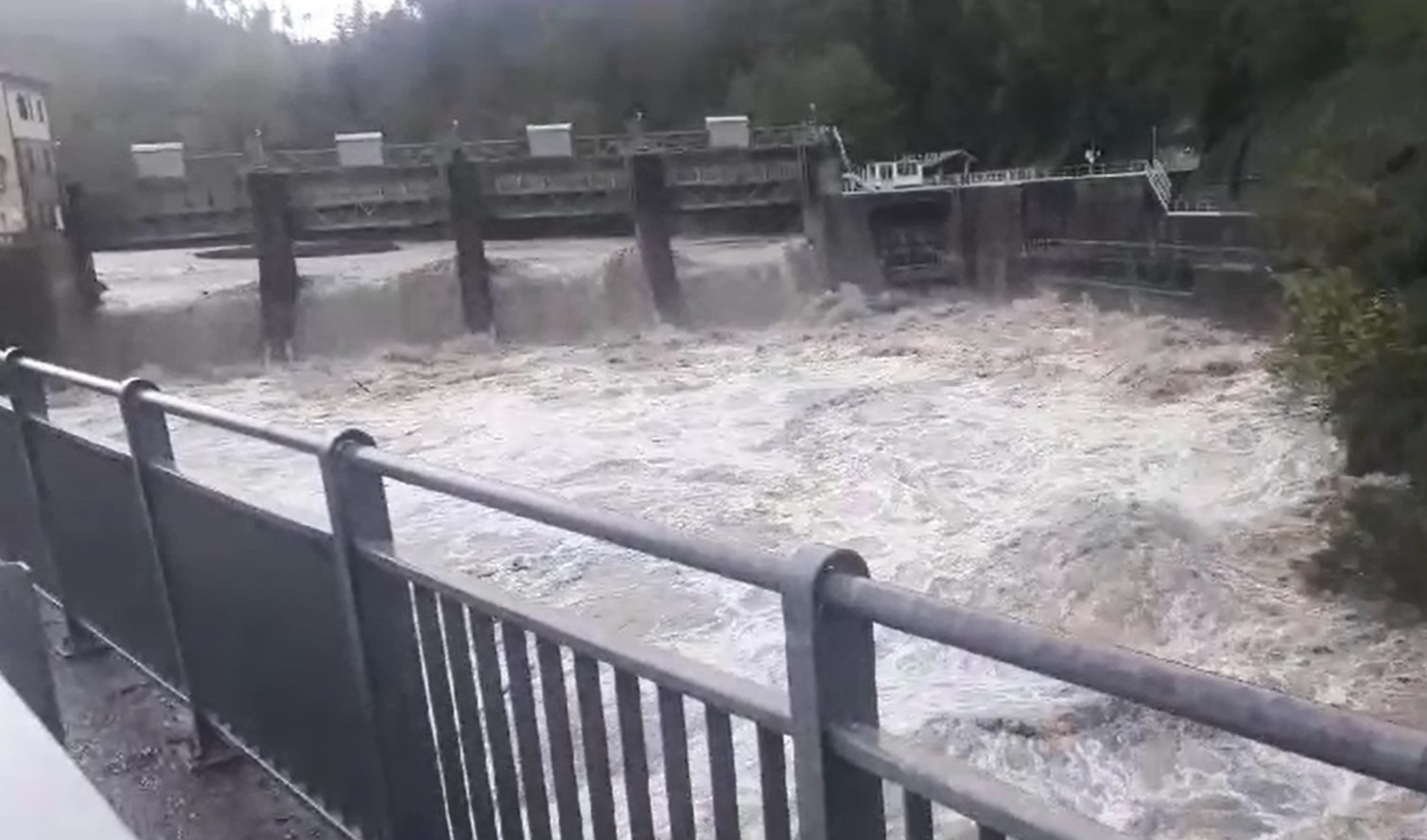 Sale il livello del Vara, chiude il ponte di Brugnato