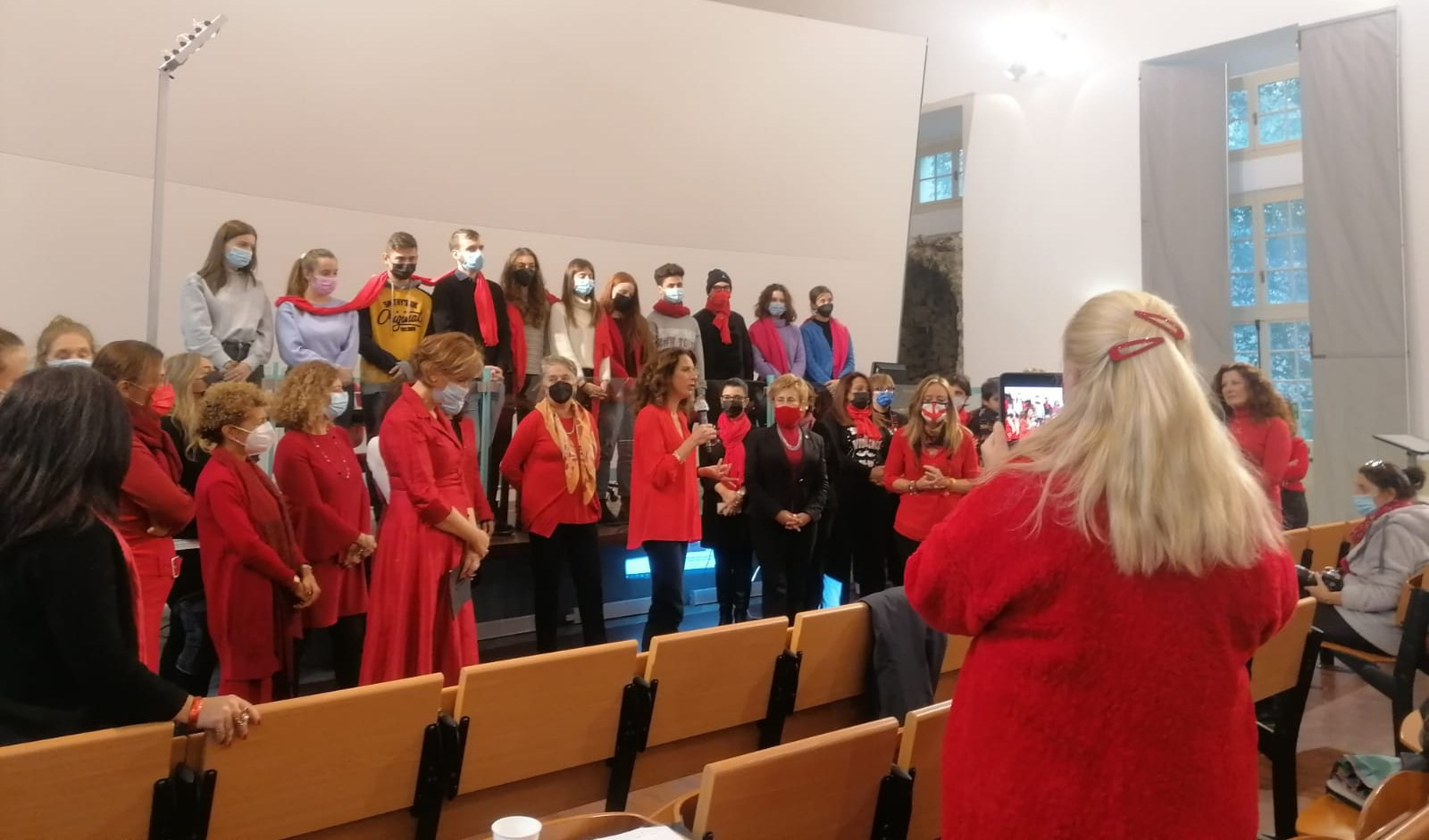 Flash mob #100donnevestitedirosso in Università