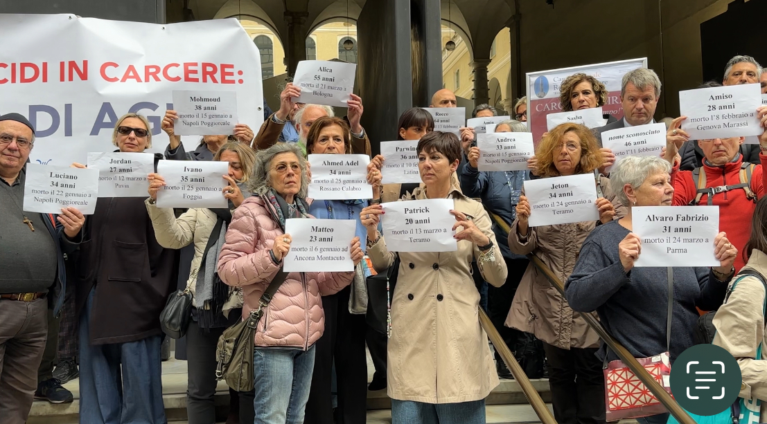 Genova, flash mob davanti al tribunale per i suicidi in carcere