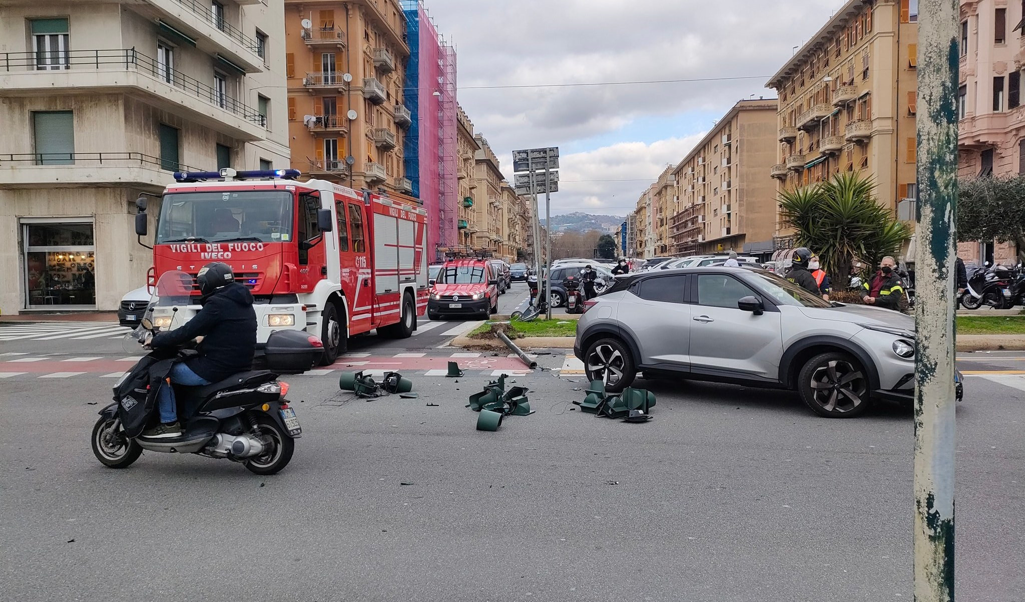 Suv abbatte semaforo alla Foce, nessun ferito