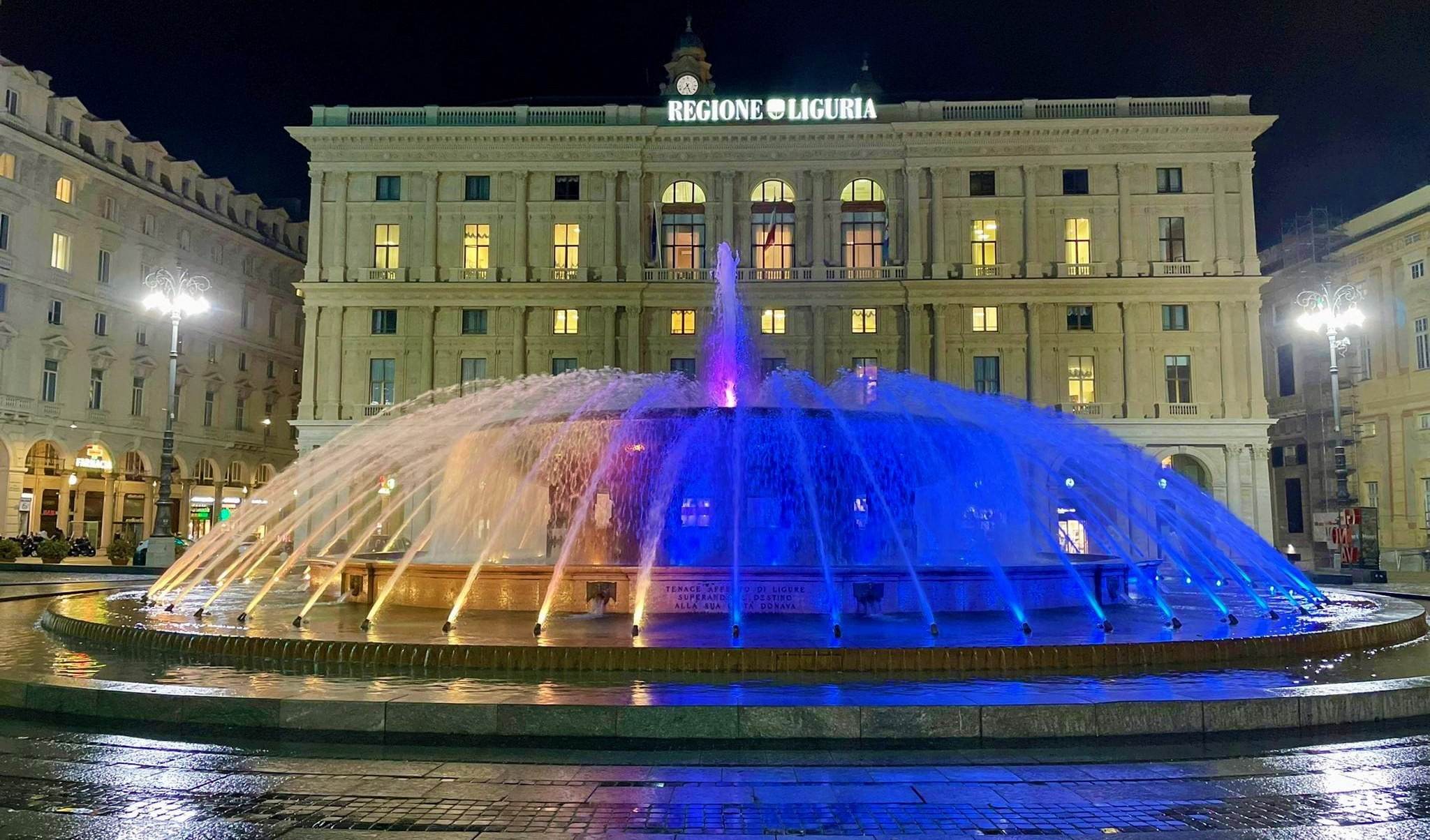 Genova, la fontana a De Ferrari gialla e azzurra per l'Ucraina