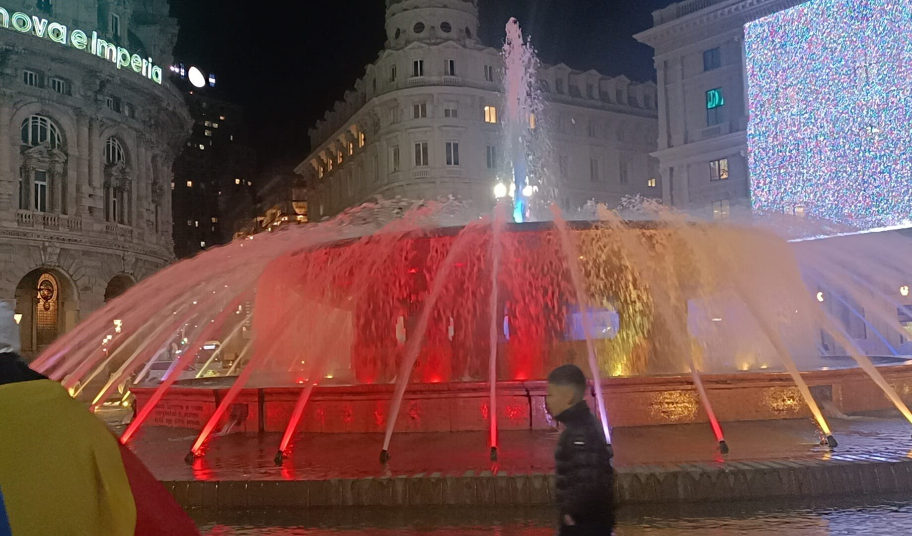 Genova, fontana di De Ferrari con i colori della Romania