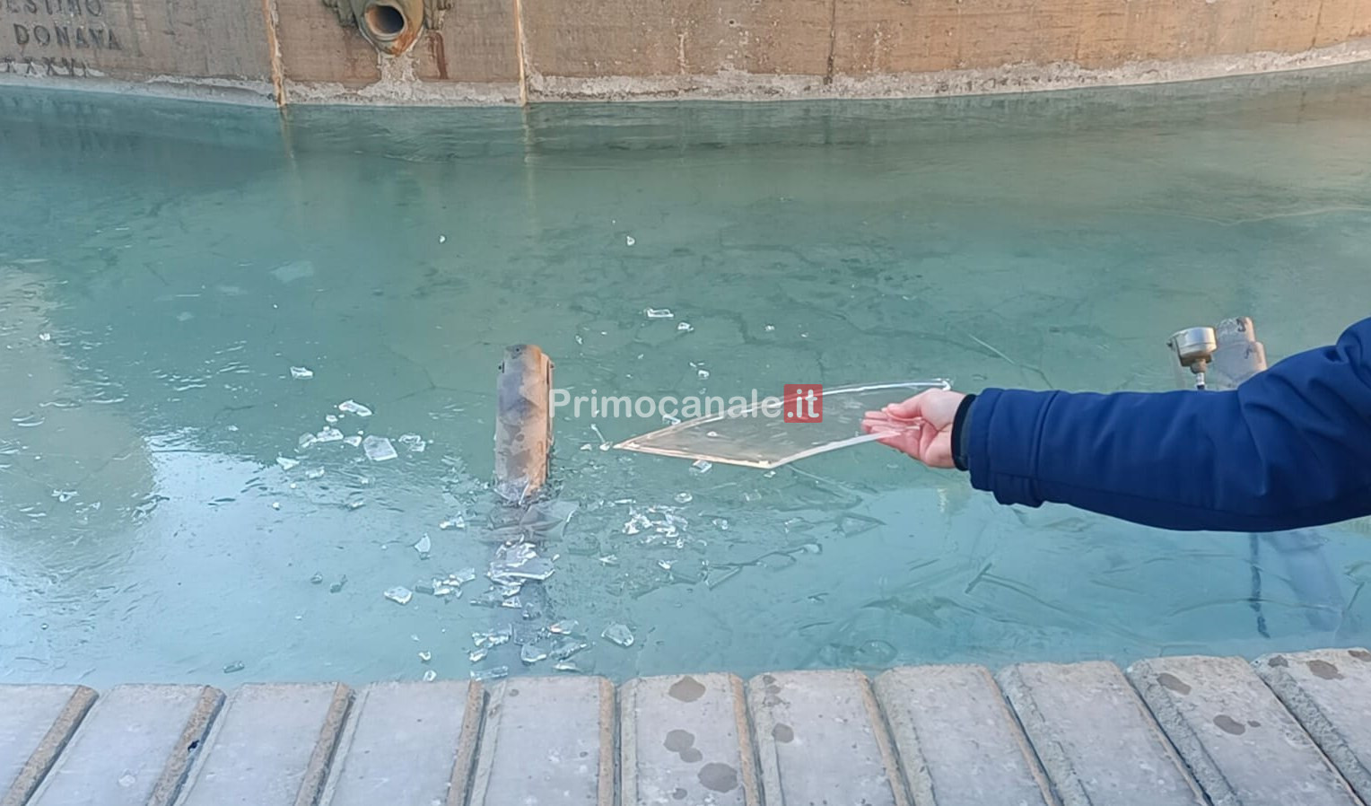 Freddo a Genova: si ghiaccia anche la fontana a De Ferrari