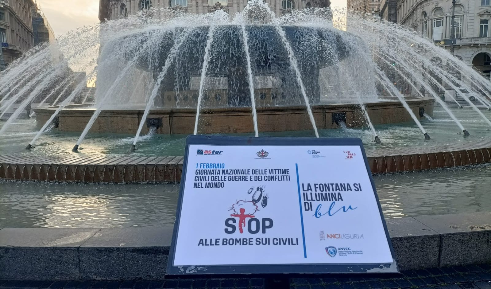Genova, la fontana a De Ferrari si tinge di blu contro le guerre