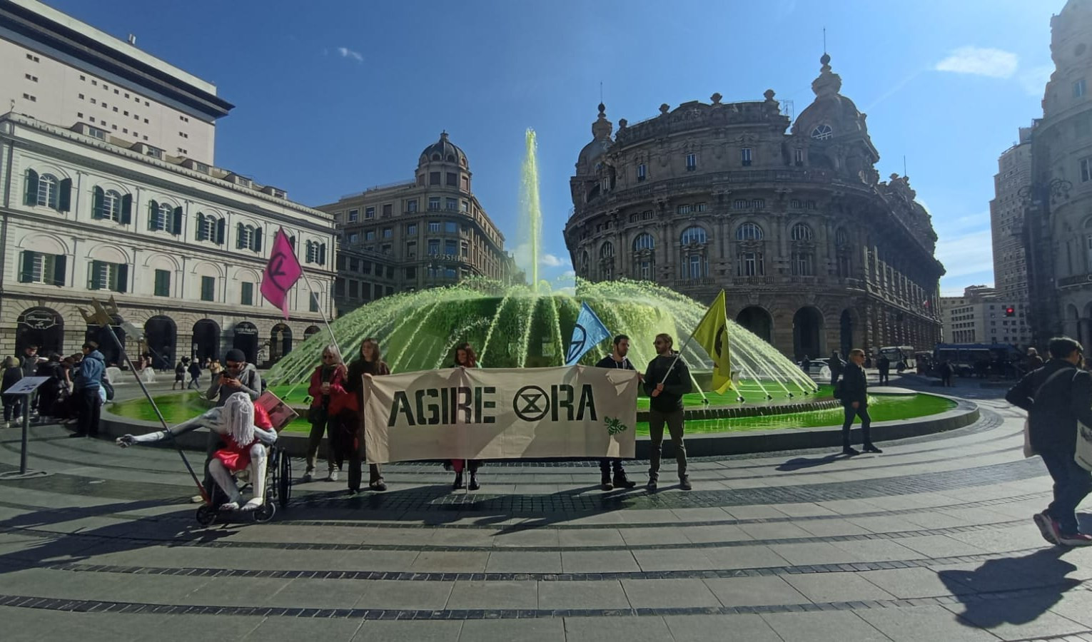 Blitz di Extinction Rebellion: la fontana di De Ferrari si colora di verde