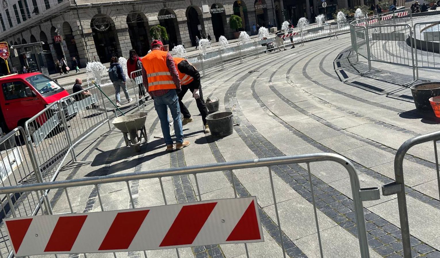 Genova, lavori in corso a De Ferrari: si risistema la pavimentazione