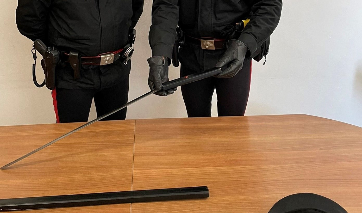 Genova, teneva una spada katana nell'armadietto a lavoro: denunciato