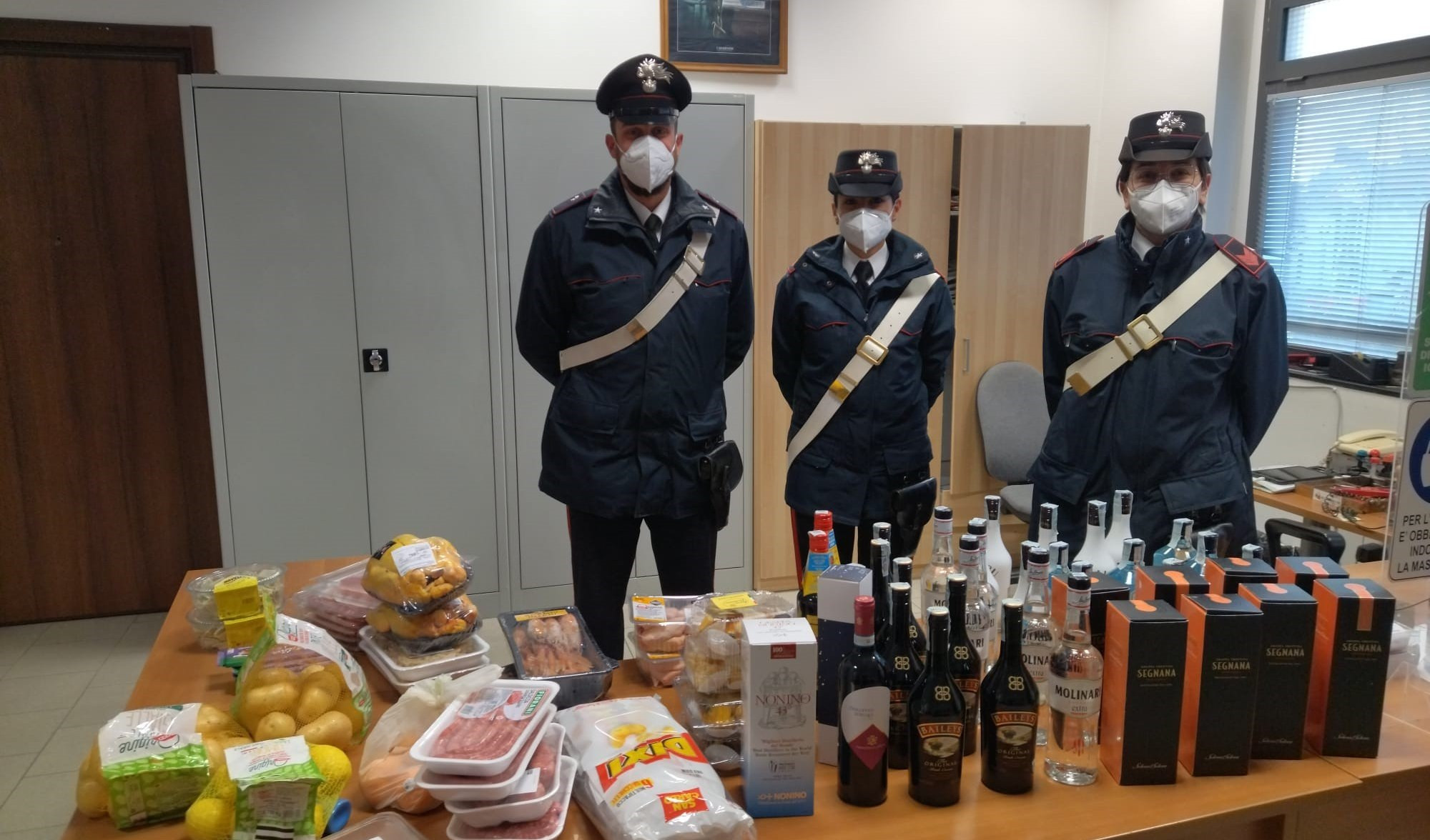 Furti nei supermercati liguri, coppia di ladri seriali denunciata dai carabinieri