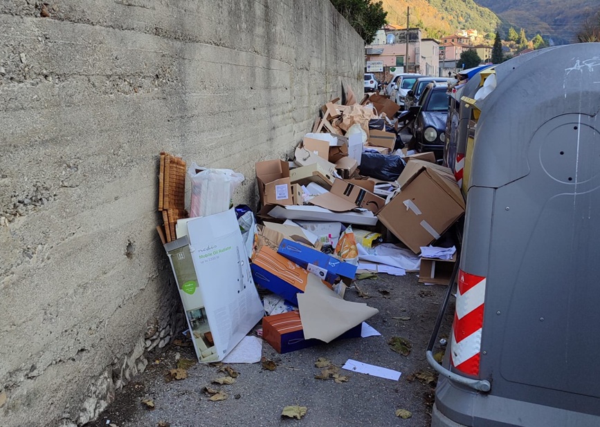 Rifiuti abbandonati per strada, colpevole 'beccato' grazie al contenuto del sacco