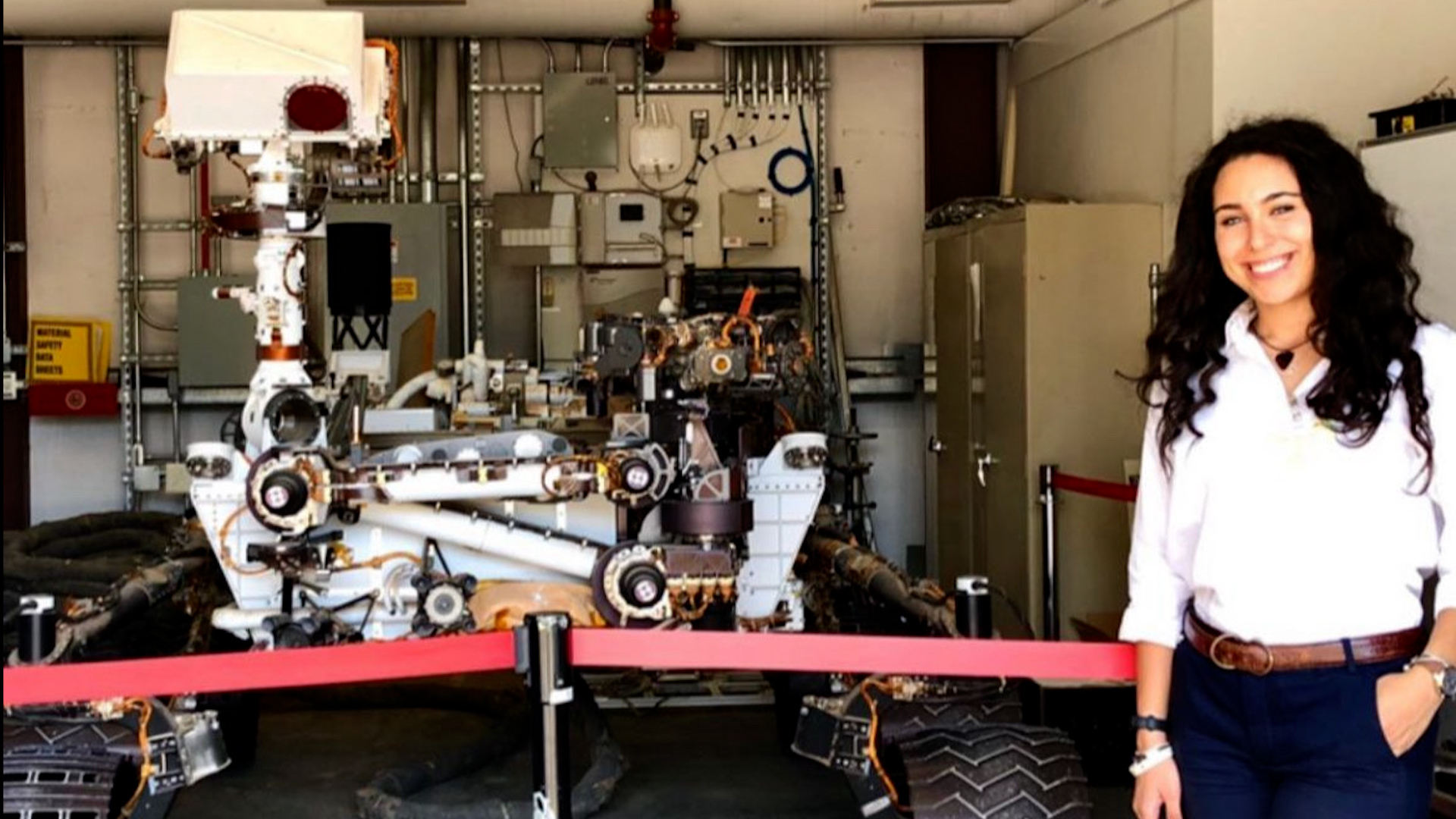 Dalia Raafat davanti al rover Perseverance alla NASA