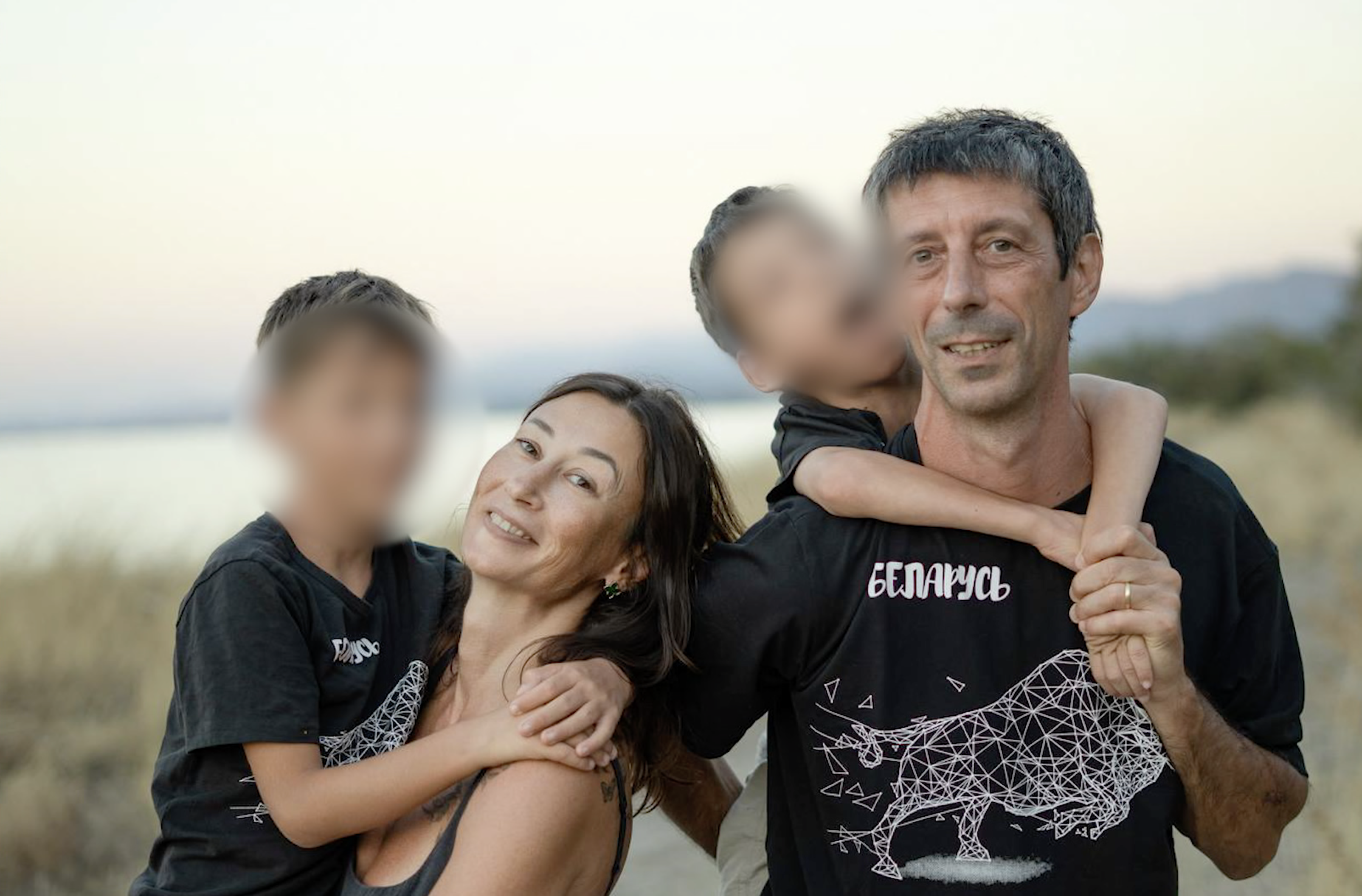 Famiglia con due gemelli maschi