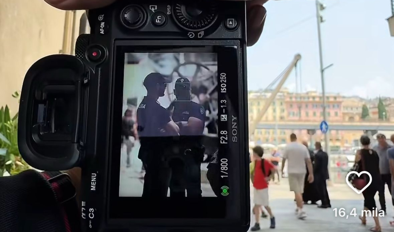 Il fotografo di uomini e donne in divisa Daniel Sorza fa tappa a Genova