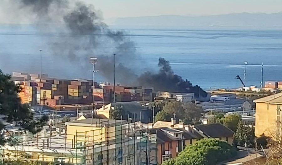 Genova, incendio al Porto di Pra'