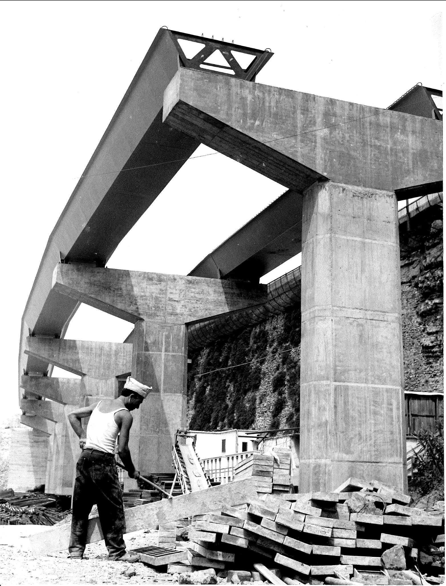 Un operaio al lavoro negli anni '60 durante la costruzione della sopraelevata Operaio lavora alla sopraelevata